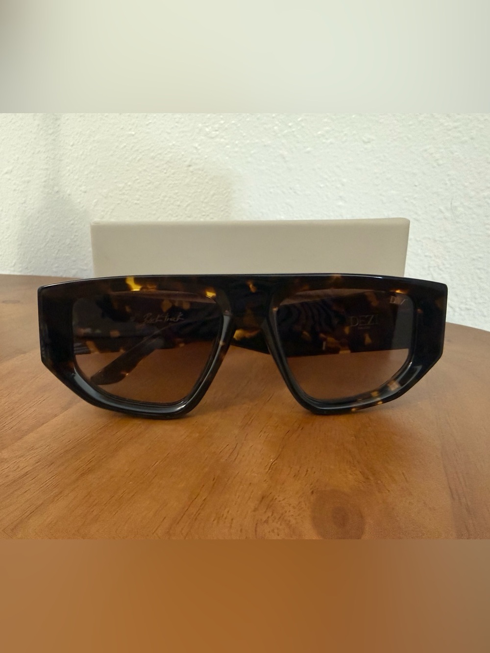 Dezi Sunglasses / Back Track in Tortoiseshell